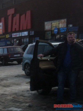 Валентин Вітер на машині, яка офіційно належить дружині депутата Волиньради