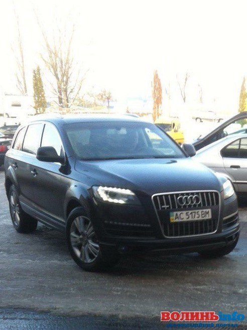 Валентин Вітер на машині, яка офіційно належить дружині депутата Волиньради