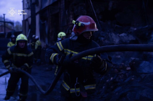 У Києві понад добу триває ліквідація наслідків атаки росії: рятувальники показали фото