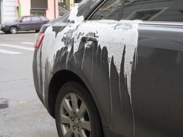 У Києві невідомі облили кислотою понад 30 машин