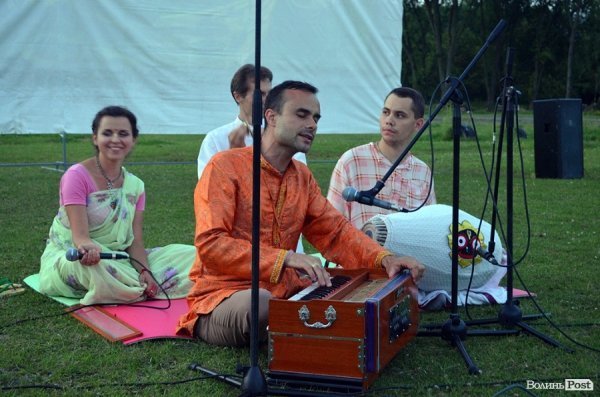 Дві сотні лучан дивилися кіно просто неба. ФОТО