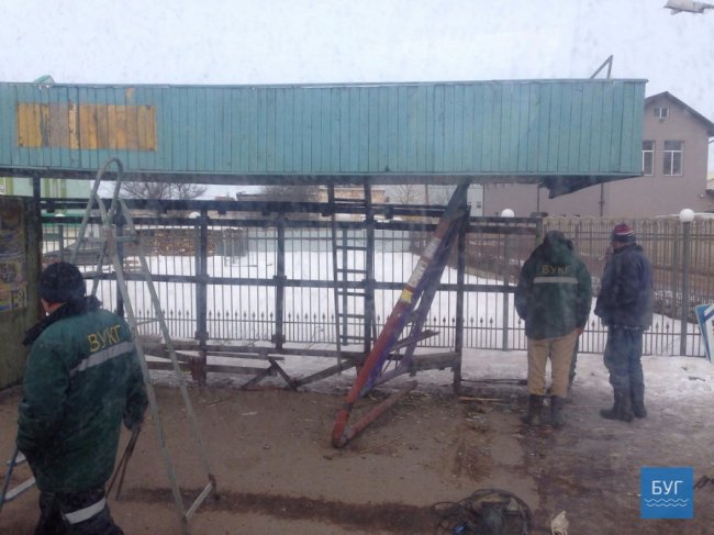 Демонтаж по-новому: машина знесла зупинку в Нововолинську