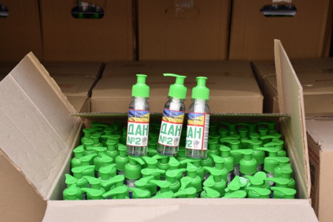 Лікарі обласної лікарні у Луцьку отримали 2 тисячі банок антисептика