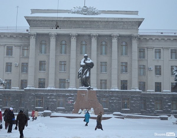 Луцьк замітає снігом. ФОТО