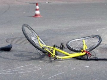 На Волині автомобіль збив велосипедиста: його госпіталізували до лікарні