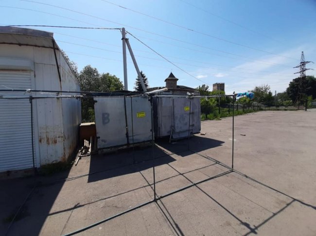 Територію, де мала б бути парковка, у Луцьку використовують як ринок