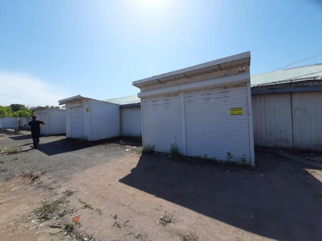 Територію, де мала б бути парковка, у Луцьку використовують як ринок