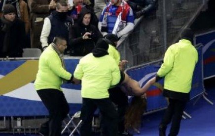 Femen ледь не зірвали матч Франція ‒ Україна