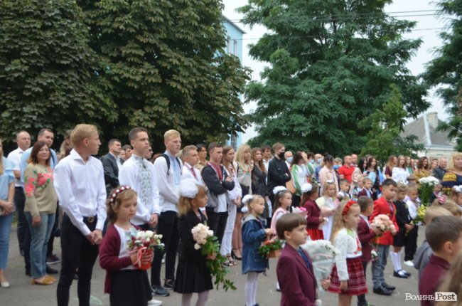 Як у луцькій школі №1 відзначали свято першого дзвоника. ФОТО 