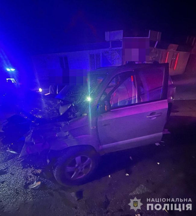 На Волині водій вантажівки в'їхав авто, в якому перебувала жінка з 3-річною дитиною