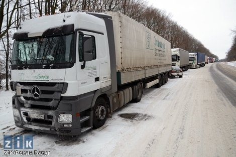 Трасу Київ-Чоп визволяють з-під снігу. ФОТО