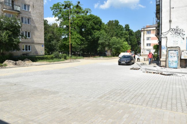 Показали, як у Луцьку ремонтують двори на Львівській та Привокзальній