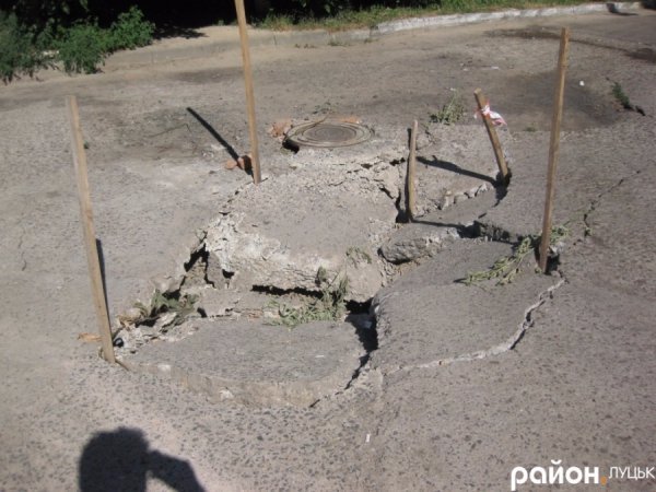 У Луцьку серед двору не ремонтують яму. ФОТО