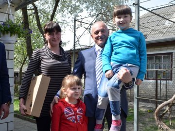 На Волині дітям, яких війна залишила без батька, подарували техніку