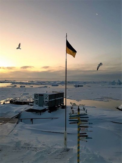 Полярники зворушливо привітали українців з Днем Державного Прапора. ФОТО