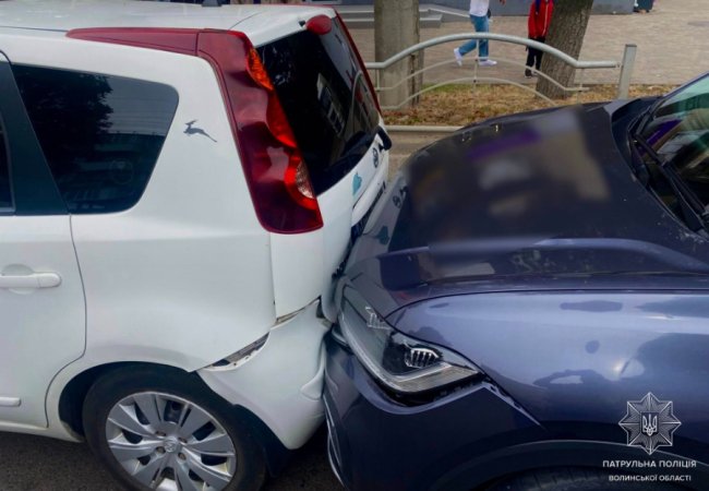 У Луцьку водійка тролейбуса вчинила ДТП, в якому пошкодилися 4 автівки