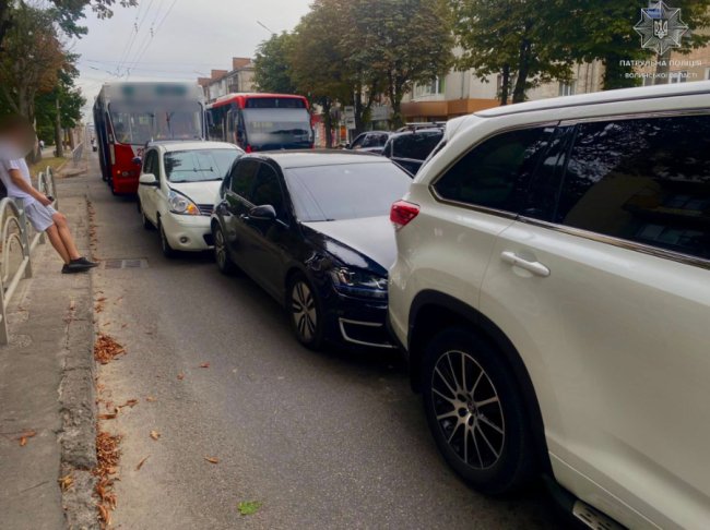 У Луцьку водійка тролейбуса вчинила ДТП, в якому пошкодилися 4 автівки