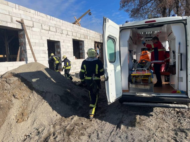 На Волині рятувальники допомогли чоловіку, який травмувався на будівництві
