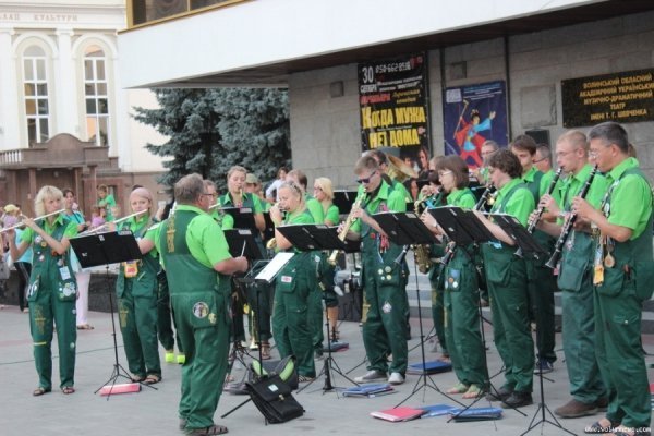 У центрі Луцька грав духовий оркестр. ФОТО