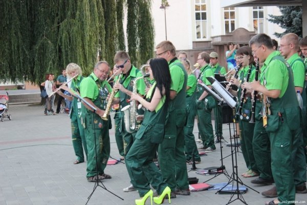 У центрі Луцька грав духовий оркестр. ФОТО