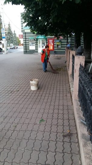 У центрі Луцька порозганяли квіткарів. ФОТО