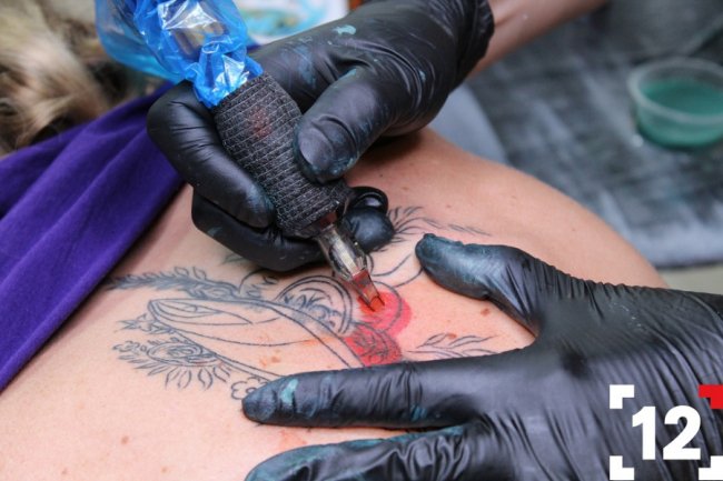 Відома луцька художниця набила величезне «любовне» тату. ФОТО