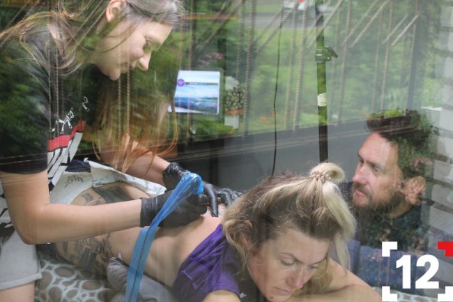 Відома луцька художниця набила величезне «любовне» тату. ФОТО