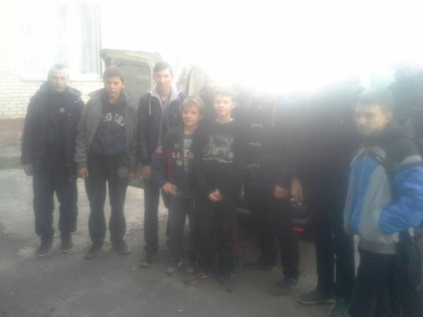 У Нововолинську школярі збирали макулатуру для допомоги армії. ФОТО