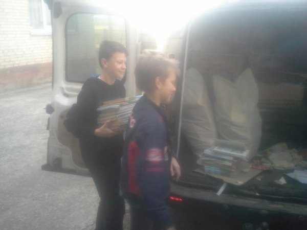 У Нововолинську школярі збирали макулатуру для допомоги армії. ФОТО