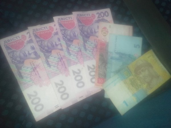 У Нововолинську школярі збирали макулатуру для допомоги армії. ФОТО