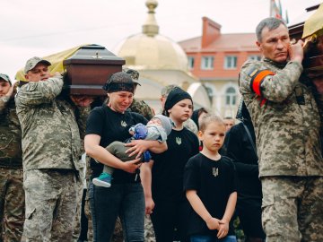«Історія, яку ми не повинні забувати». У Луцьку віддали останню шану двом захисникам. ФОТО 