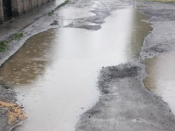 Лучанка показала, як після дощу виглядає вулиця, яку не так давно відремонтували. ФОТО