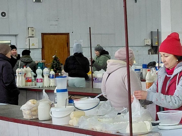 Скільки коштують домашнє молоко, сир та масло на ринку у Луцьку: огляд цін