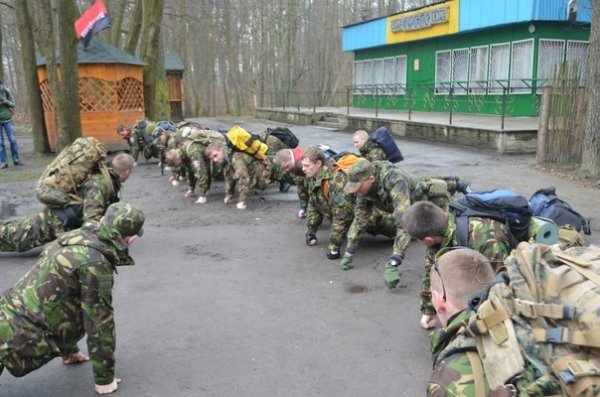 «Правий сектор» Волині поїхав до лісу. ФОТО