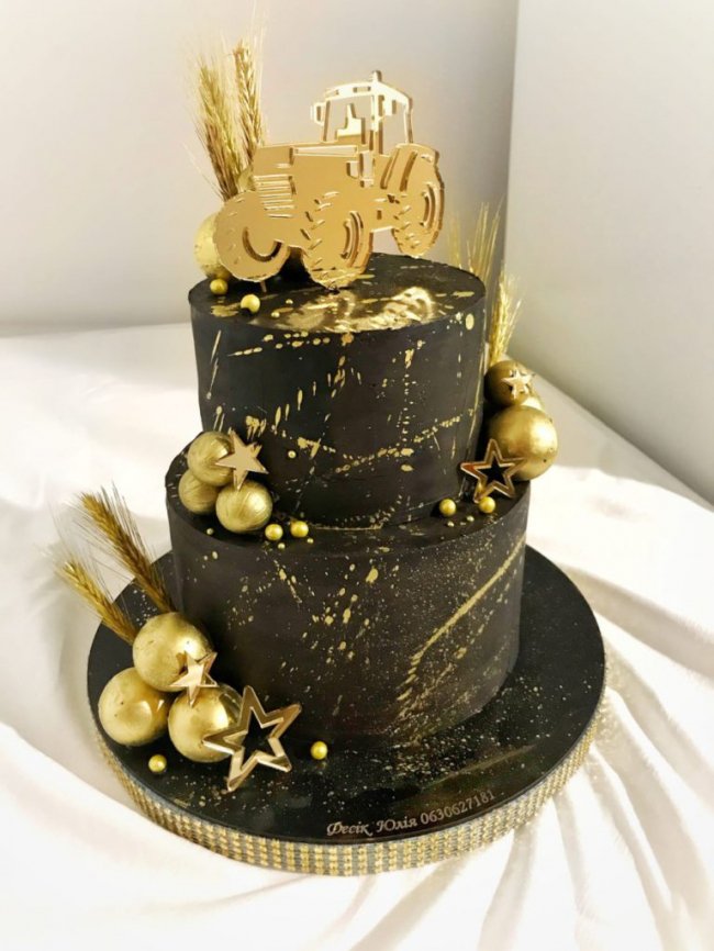 «Падаючі» та 3D: волинянка випікає та незвично оформлює торти. ФОТО