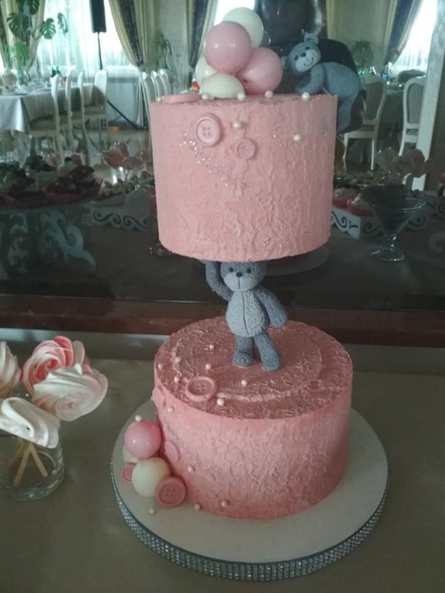 «Падаючі» та 3D: волинянка випікає та незвично оформлює торти. ФОТО