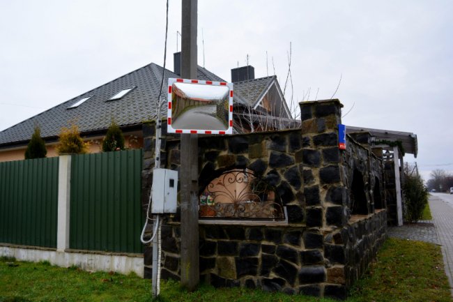 Дорожнє дзеркало на вул. Скандинавській в Струмівці
