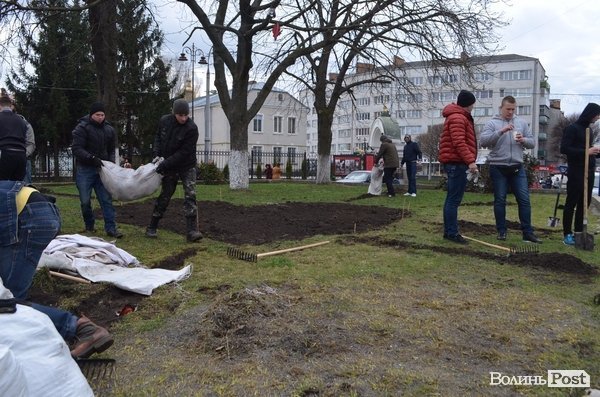 Активні волиняни на Театральному майдані зробили клумбу у формі серця 