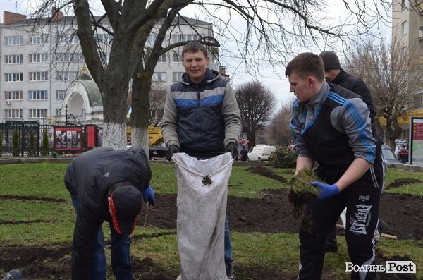 Активні волиняни на Театральному майдані зробили клумбу у формі серця 