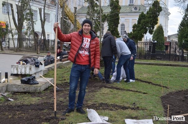 Активні волиняни на Театральному майдані зробили клумбу у формі серця 