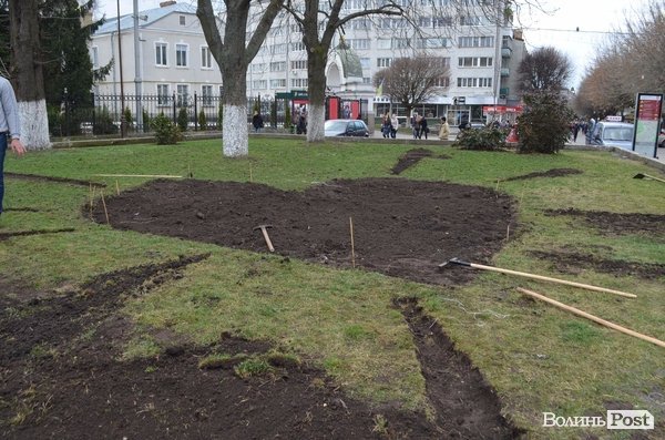 Активні волиняни на Театральному майдані зробили клумбу у формі серця 