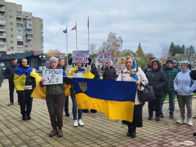 Під стінами Волинської обласної ради – мітинг «Спочатку дрони». ФОТО