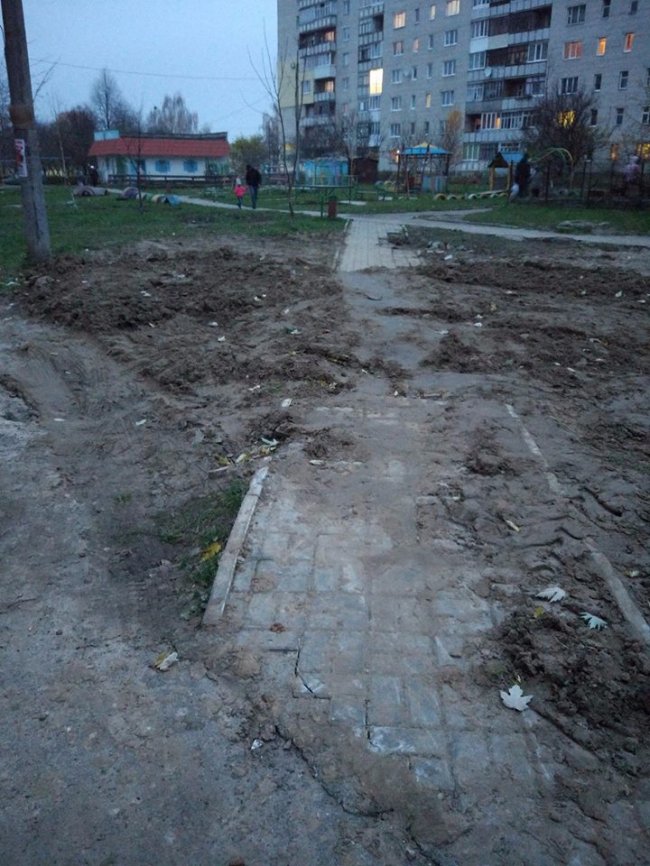 У Луцьку «тепловики» зруйнували пішохідну доріжку