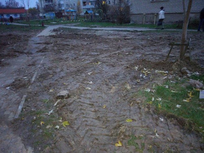 У Луцьку «тепловики» зруйнували пішохідну доріжку