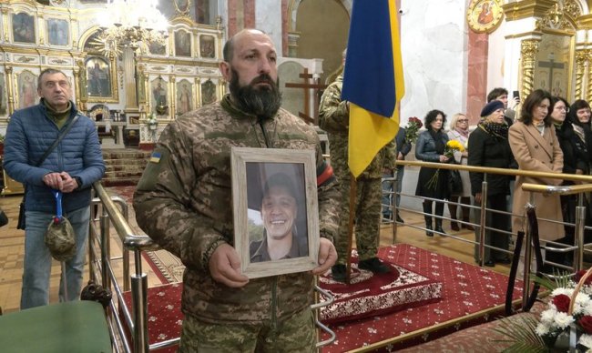 Єдиний син у батьків: у Луцьку попрощалися з 30-річним солдатом Владиславом Драганчуком