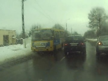 У Луцьку автохам на КамАЗі зніс маршрутці дзеркало і втік, – соцмережі. ВІДЕО