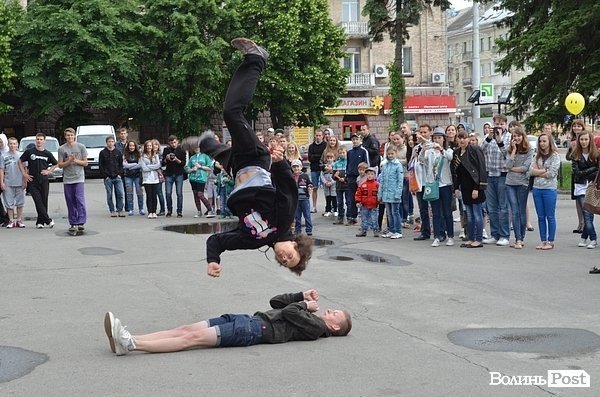 Молодь розважається на фестивалі бульбашок 