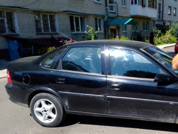 Луцькі волонтери просять небайдужих допомогти відремонтувати авто для бійців