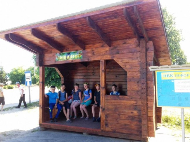 У волинському селі облаштували «лісову» зупинку. ФОТО