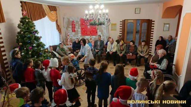 Луцькі школярі влаштували святковий концерт у геріатричному пансіонаті